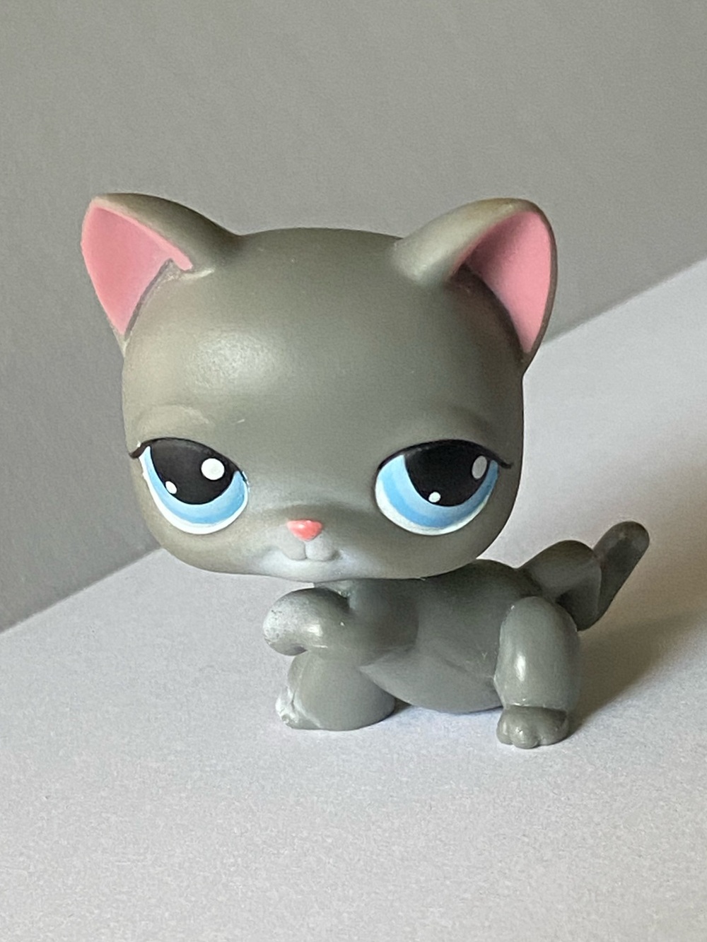 Littlest Pet Shop LPS Gray and Pink Cat Kitten Blue Eyes & Paw Up Hasbro 2005